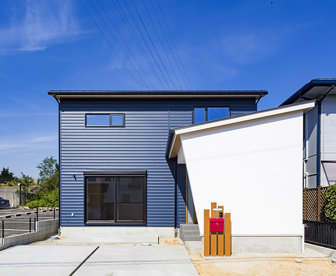 街に溶け込む大人のマリンハウス