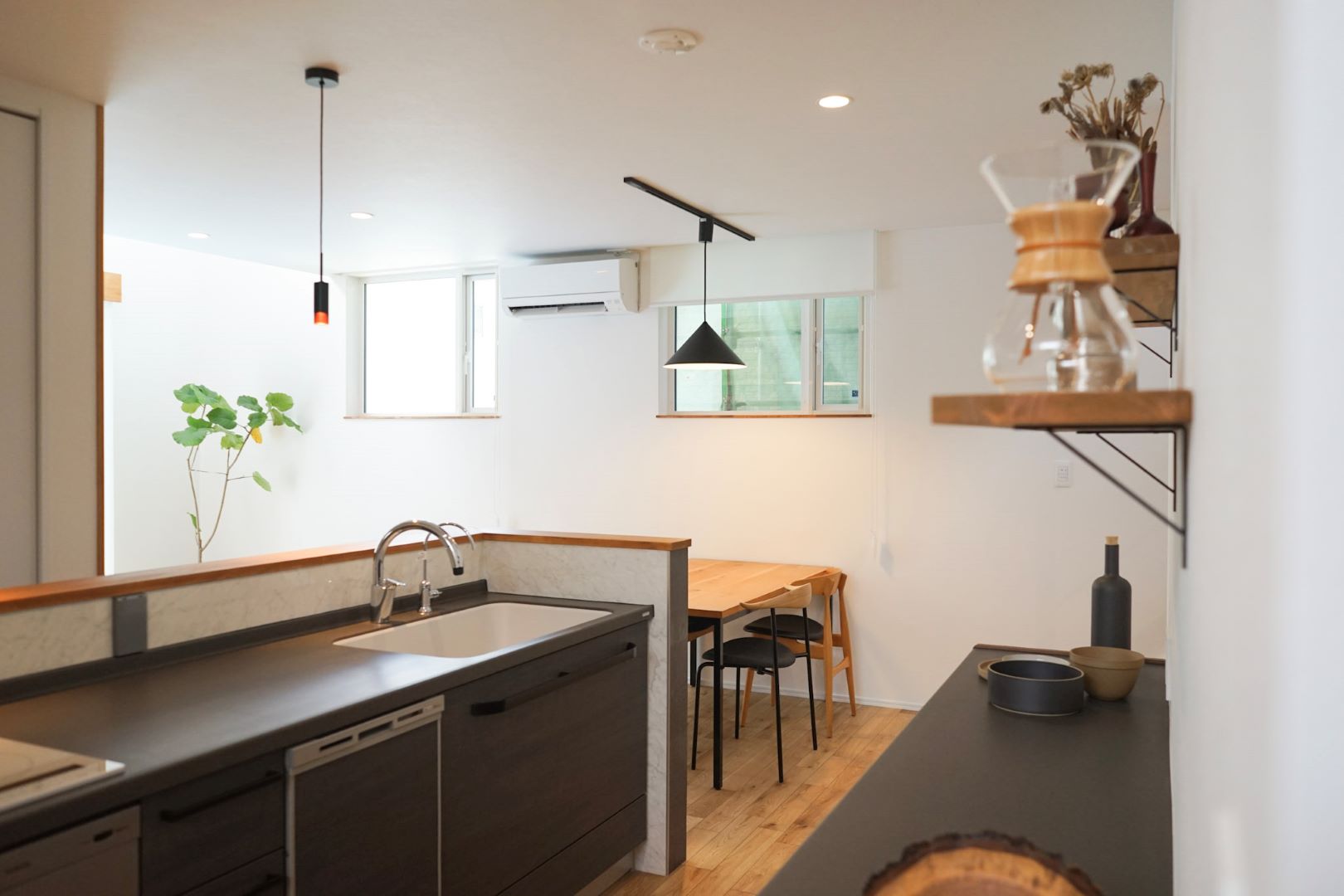 ブラックインテリアを愉しむ片流れ屋根の家