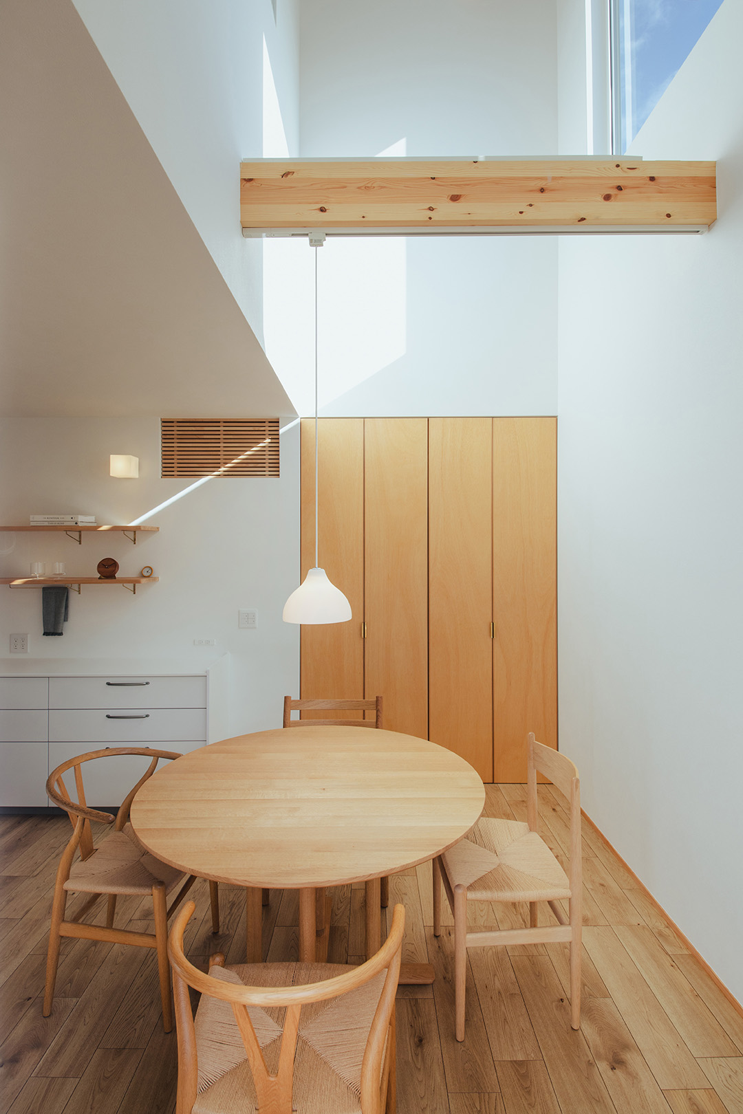 岡崎市　注文住宅　おしゃれ　PERA　伊礼　高気密高断熱　高性能　　ラワン材　気密測定　シンプル　造作建具　丸テーブル