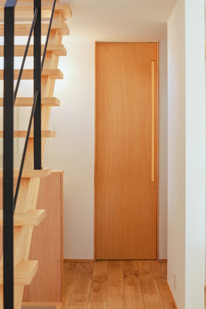 岡崎市 注文住宅 おしゃれ 伊礼 高気密高断熱 高性能 ラワン材 気密測定 シンプル 造作建具 丸テーブル かんぬき 中村好文