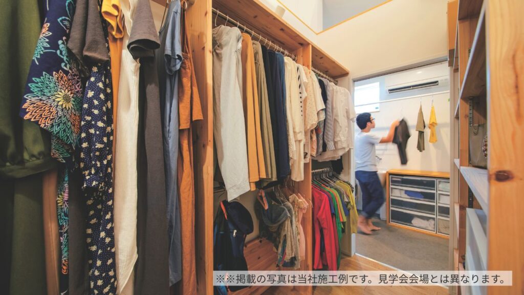 共働き・子育て世代に人気のファミリークローゼットの施工例。大容量の収納と室内干しスペースがあり、家事動線を短縮する間取り。