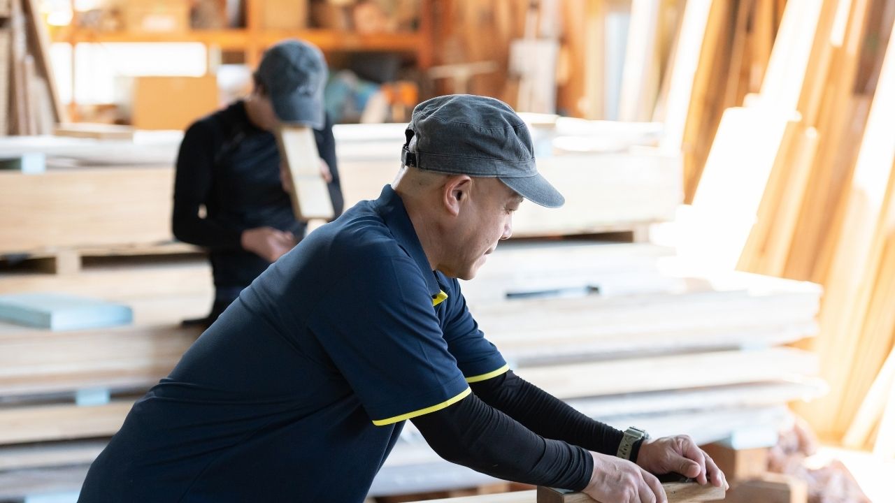 岡崎市内にある工房。キレイに整えられた工房で木材の加工をする大工たち。作業の効率だけでなく家づくりへの想いが伝わってくる。
