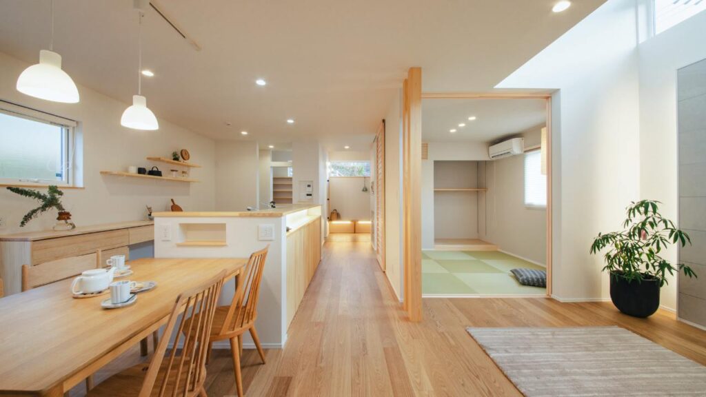 岡崎市では耐震性能も重視されている。構造がしっかりしており、気密・断熱性能も高いので、大きな吹き抜けのあるリビングが実現。くらはし建築の施工例。