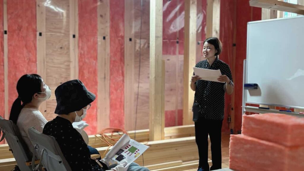 "丁寧な作業の積み重ね"がわかる、くらはし建築の構造見学会。スタッフが参加者にC値や気密について解説中。