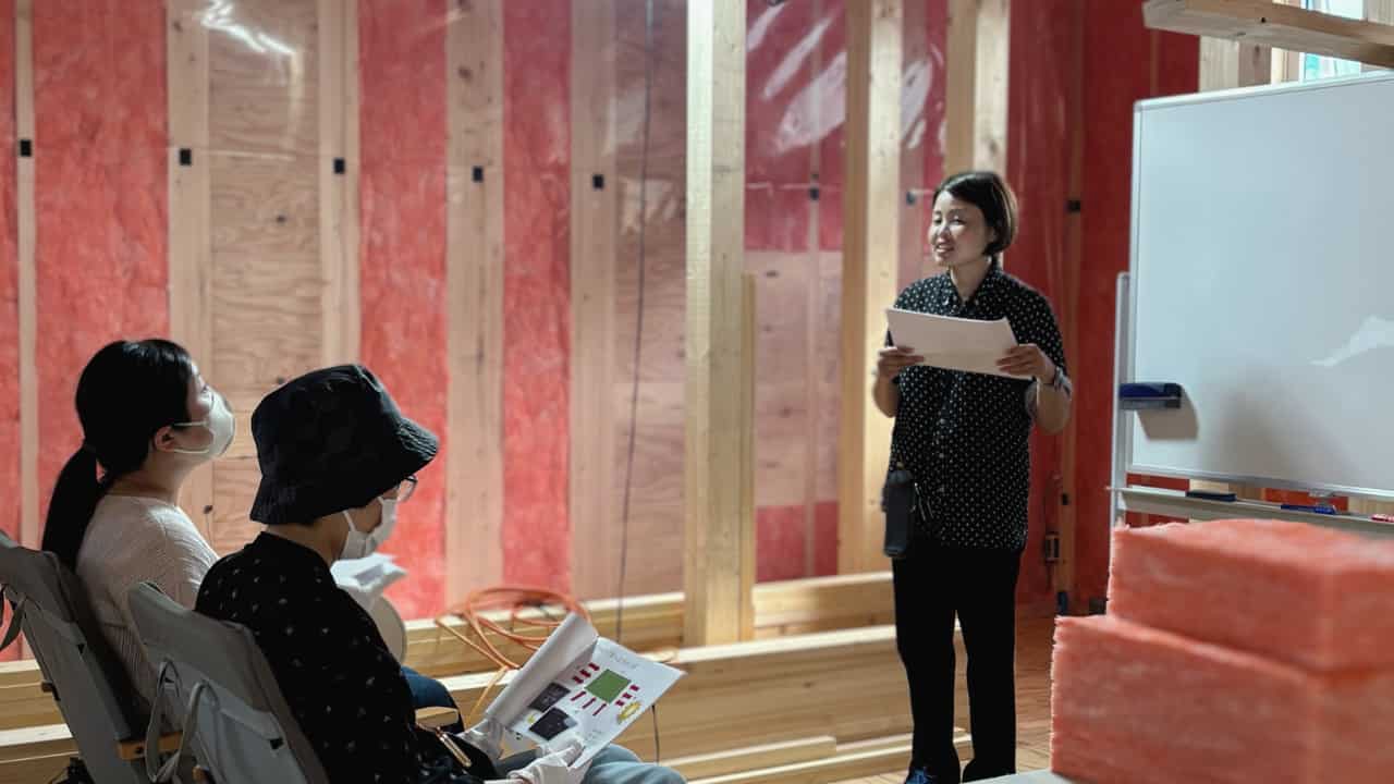 "丁寧な作業の積み重ね"がわかる、くらはし建築の構造見学会。スタッフが参加者にC値や気密について解説中。