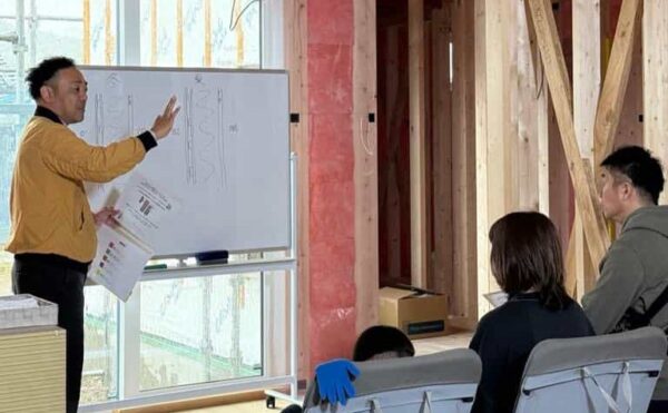 "丁寧な作業の積み重ね"がわかる、くらはし建築の構造見学会。大工でもある代表自ら参加者に気密や断熱、耐震についてわかりやすく解説中。