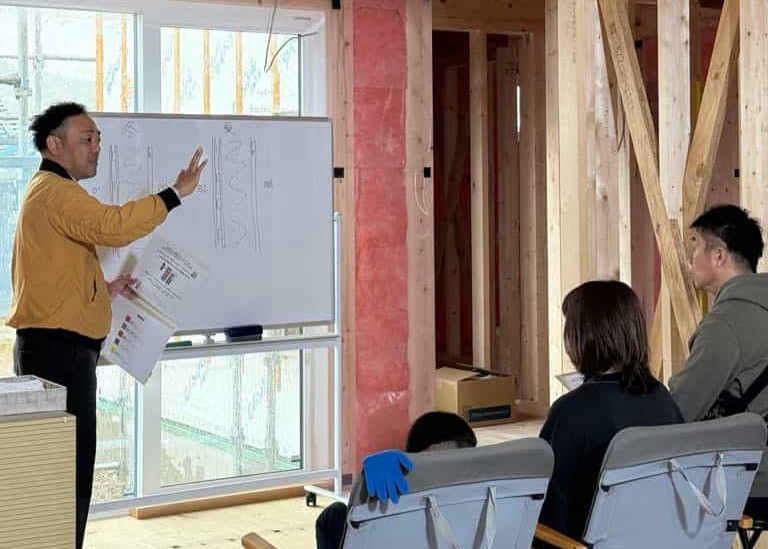 "丁寧な作業の積み重ね"がわかる、くらはし建築の構造見学会。大工でもある代表自ら参加者に気密や断熱、耐震についてわかりやすく解説中。