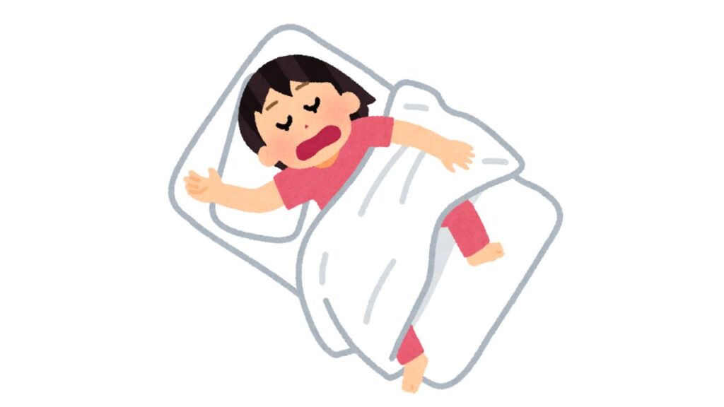 梅雨の寒暖差で寝相の悪い女の子。布団をけとばしている。親は心配で、何度も起きてしまうので、睡眠の質にも影響。