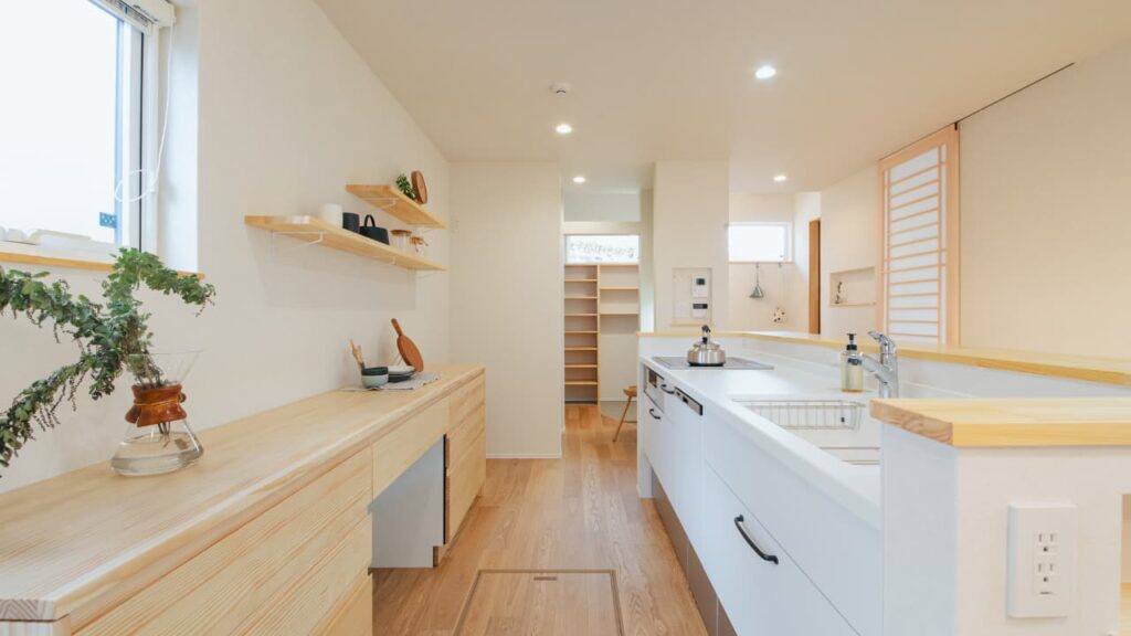 岡崎市のくらはし建築が施工した高気密高断熱住宅の吹き抜けのある明るいキッチン