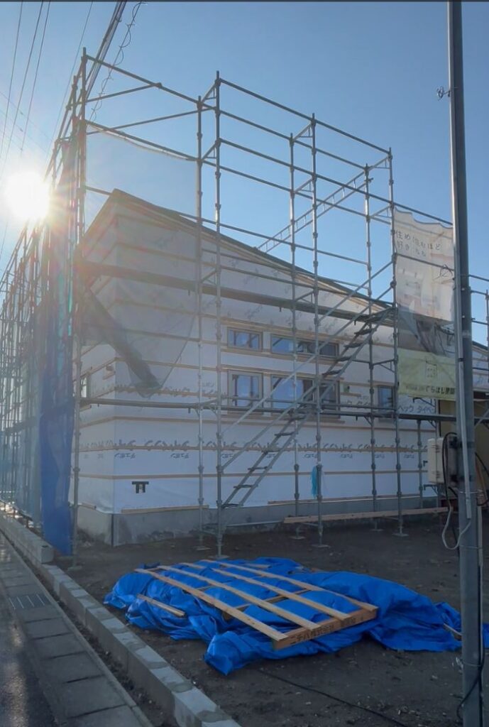 岡崎市で建築中の平屋の外観。足場が組まれ、透湿防水シートが張られている工事現場の様子。