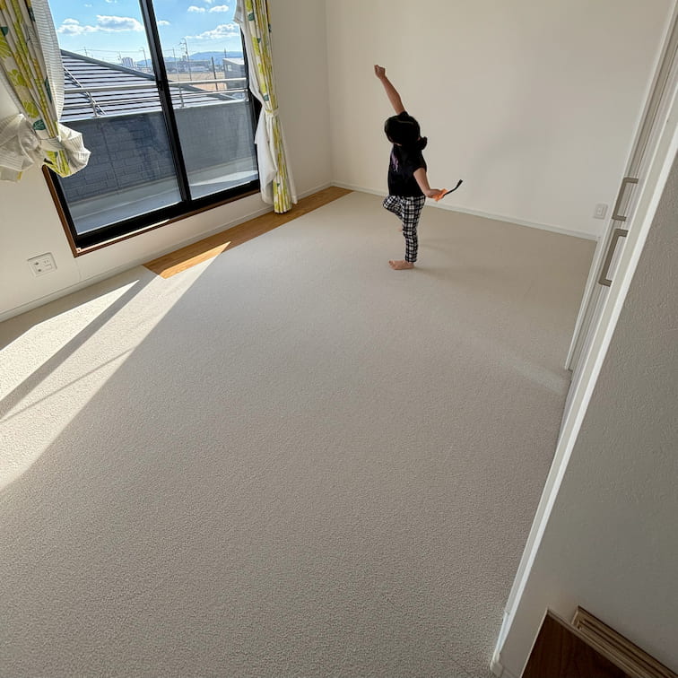 岡崎市で子ども部屋リフォームならくらはし建築。フローリングから防音性・安全性に優れたカーペットタイルに張り替えた施工事例。お子様がのびのび遊べる空間。
