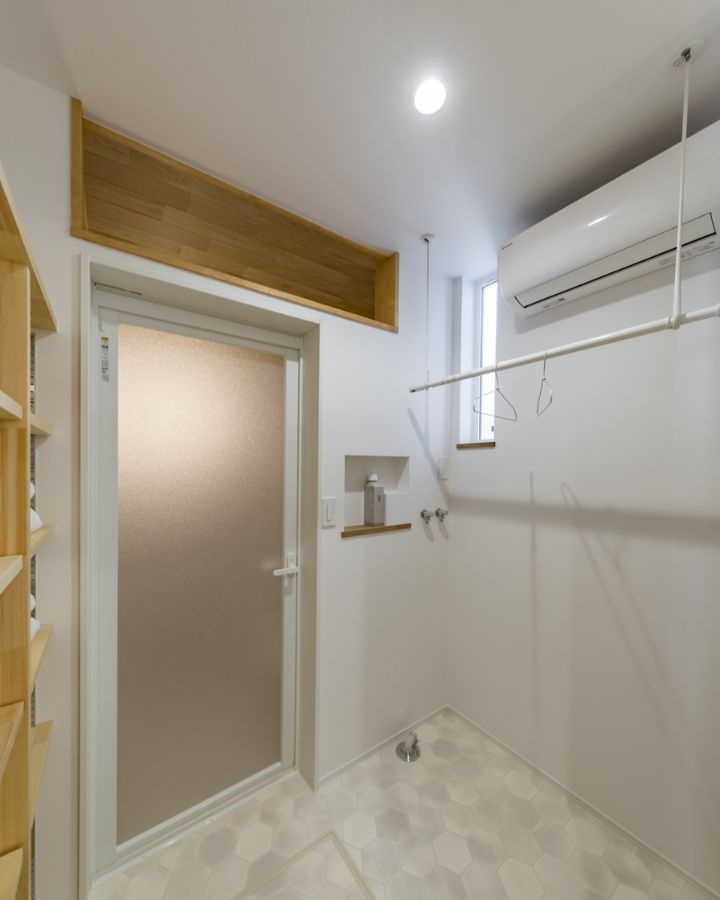 額田郡幸田町の注文住宅、くらはし建築の施工事例。コンパクトな脱衣所にもスマートに設置できる壁掛けエアコン。