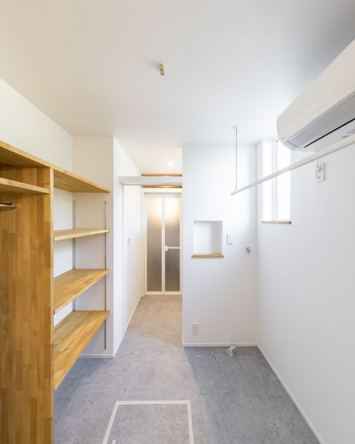 くらはし建築の注文住宅、高気密高断熱な家の施工事例。東海市で実現した、広々とした脱衣所と壁掛けエアコン。