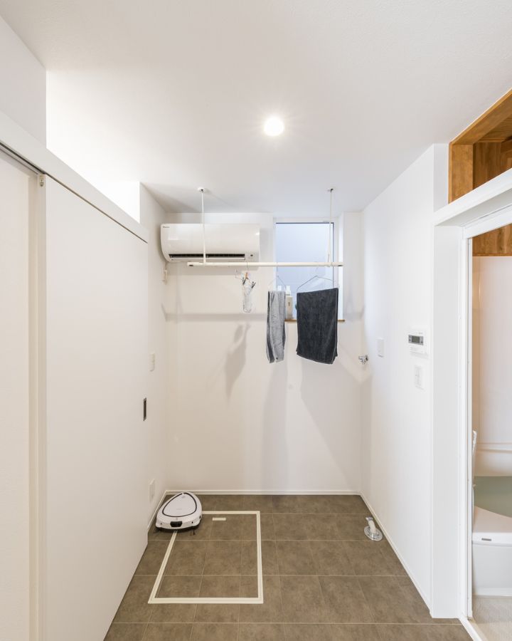 豊川市の注文住宅なら、くらはし建築へ。脱衣所兼ランドリールームに設置した壁掛けエアコンで、室内干しの悩みを解決。