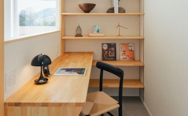 くらはし建築が提案する、木の温もりあふれる書斎スペース。窓から緑を眺めながら、趣味や読書の時間に没頭できる、上質で落ち着いた空間。