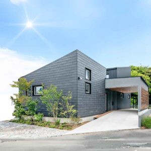 岡崎市にある、くらはし建築のモデルハウスの外観。グレーのガルバリウム外壁がモダンなデザイン。