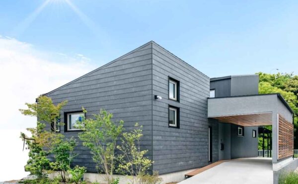 岡崎市にある、くらはし建築のモデルハウスの外観。グレーのガルバリウム外壁がモダンなデザイン。