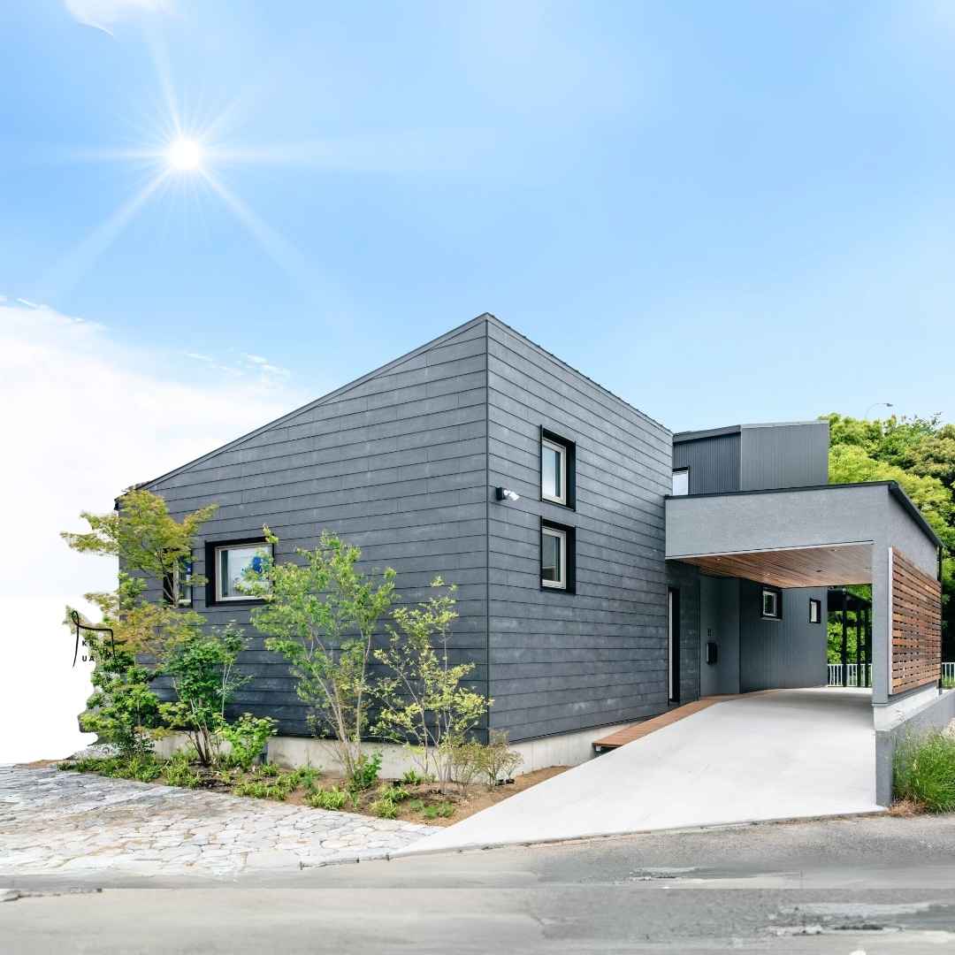 岡崎市にある、くらはし建築のモデルハウスの外観。グレーのガルバリウム外壁がモダンなデザイン。