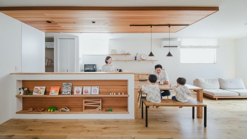 くらはし建築が手がけた、木の温もりあふれるリビングでくつろぐご家族の様子
