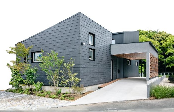 岡崎市にある、くらはし建築のモデルハウスの外観。ガルバリウムと木の質感が調和した、モダンで高性能なデザイン住宅。