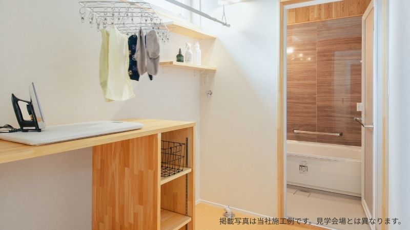 くらはし建築の「家事ラク動線」を体現する施工事例写真。脱衣所兼ランドリールームで、洗濯物を「洗う→干す→たたむ・アイロンがけ」まで一ヶ所で完結できる。忙しい毎日の家事ストレスを軽減する間取りの工夫です。