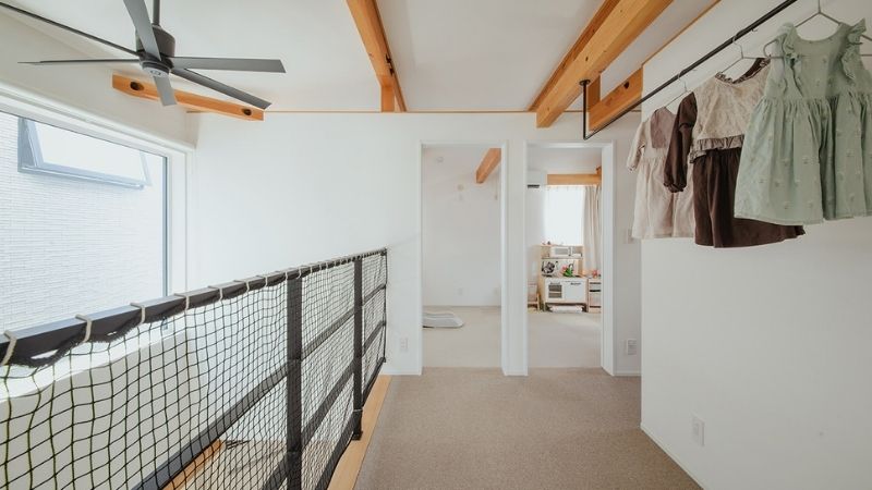 "岡崎市の東向きの土地に建つ家の、光あふれる2階ホール。隣家が近い南北の壁にも高窓を設け、家の奥まで明るさを届ける採光設計。室内干しもできる実用的な空間。