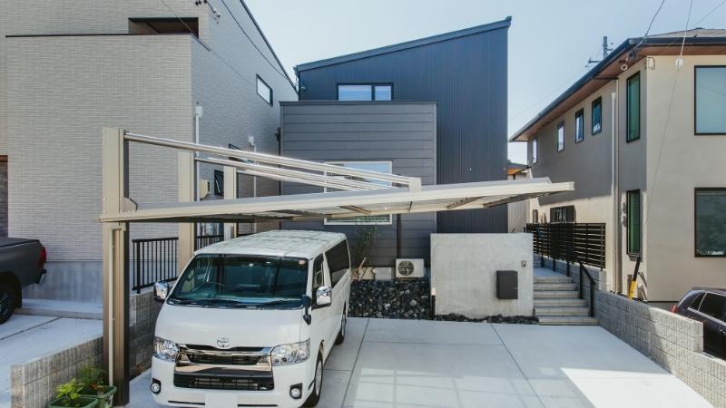 "岡崎市の人気エリアに、東向きの土地を活かして建てた注文住宅のモダンな外観。限られた敷地の中で、プライバシーを守りつつ光を取り込む設計思想がうかがえる。
