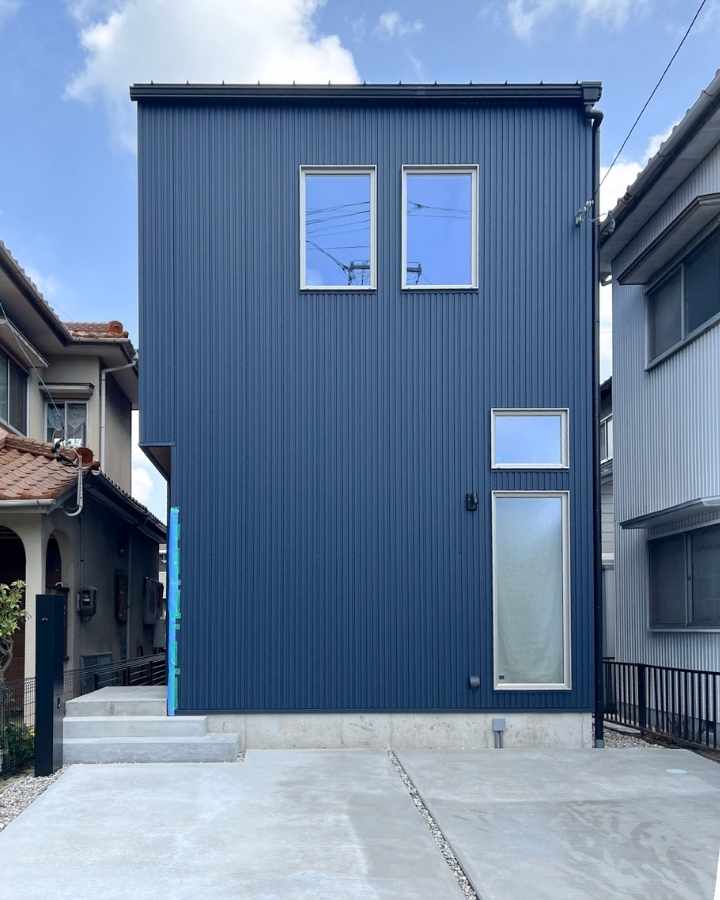 岡崎市の工務店くらはし建築が手掛けた、狭小地に建つ注文住宅のモダンな外観。間口が限られた土地でも、ネイビーのガルバリウム鋼板と窓の配置で、デザイン性の高い家が実現できることを証明しています。