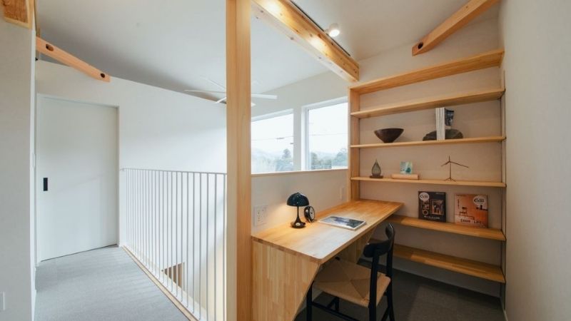 "岡崎市の大通り沿いに建つ家の2階ワークスペース。道路からの視線を完全に遮りつつ、高窓から空と光を取り込むことで、プライバシーと開放感を両立させた設計の工夫。