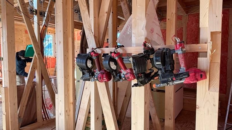 整理整頓された岡崎市の新築現場。大工道具がきれいに並べられ、丁寧な施工環境が保たれている。