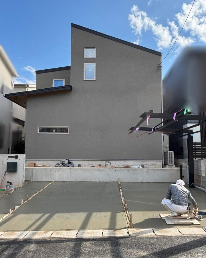 濃いグレーのジョリパッドで落ち着いた外観。道路側からはガルバが目立たないデザインが新鮮。