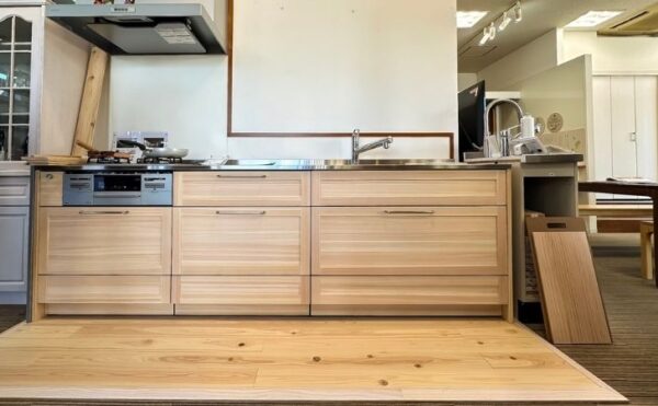 まっすぐな柾目（まさめ）が美しいウッドワンのキッチン「スイージー」新登場の扉、国産桧（ひのき）。くらはし建築が提案する、凛とした空気感のジャパンディスタイルに調和するデザイン。