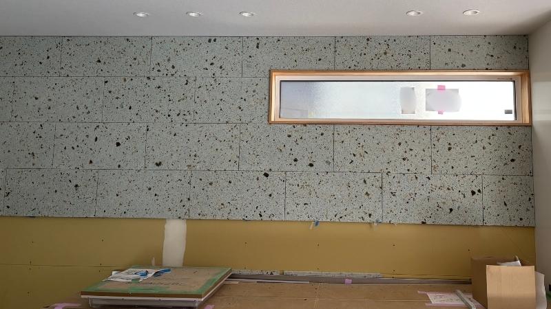 岡崎市の新築注文住宅キッチン。アクセントウォールに使用された大谷石の質感とデザイン。