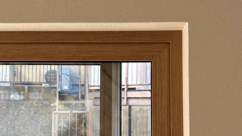 LIXIL製の木製窓枠（EWトリプルガラス・色：オーク）。外の光を優しく取り込む、デザイン性の高い窓周り。