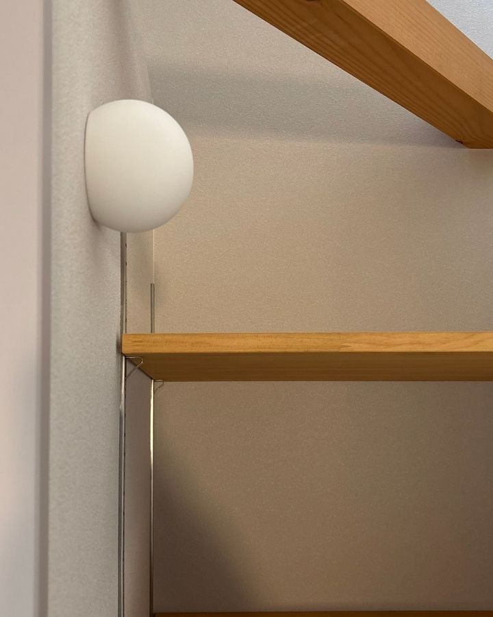 かわいらしい丸いブラケットライトと造作棚のディテール 岡崎市の工務店で建てる注文住宅