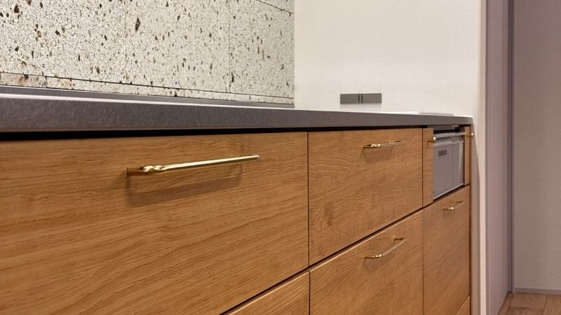 ウッドワン スイージー ゴールドの取っ手とミーレ食洗機60cmの採用事例。