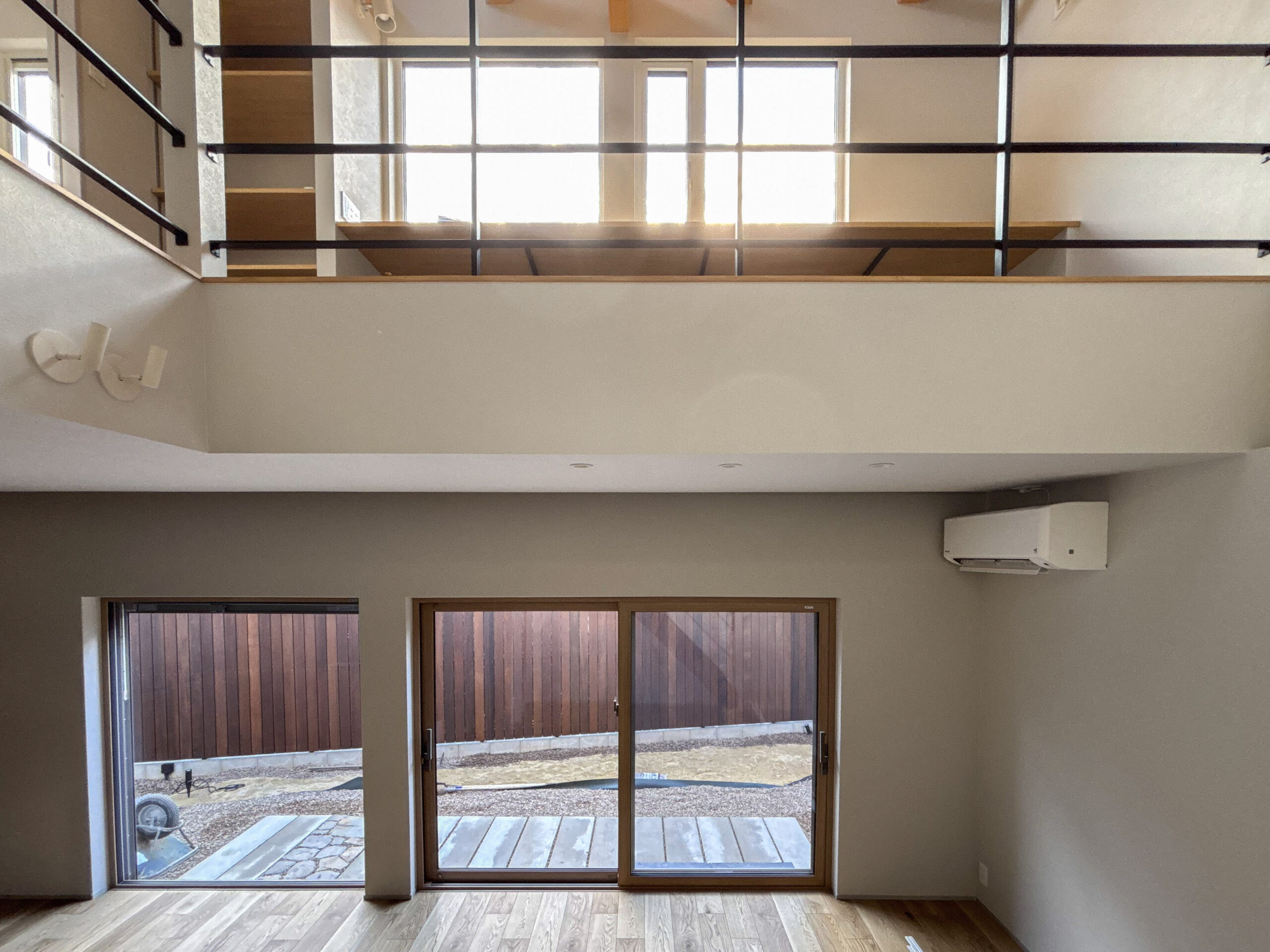 岡崎市竜美台 完成見学会 リビングから見るプライベートな庭と吹き抜けの開放感