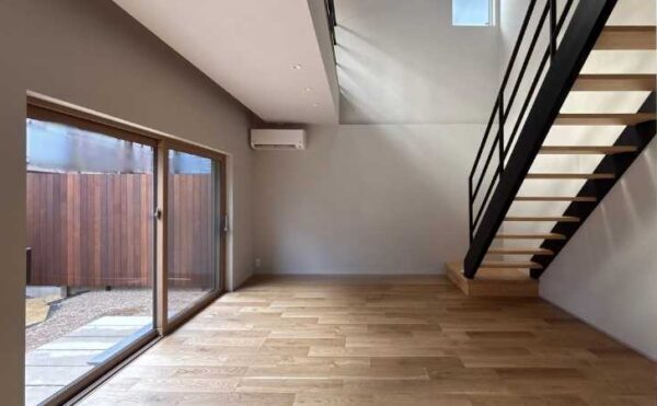 岡崎市竜美台 完成見学会 黒いアイアン階段とプライベートな庭のあるリビング