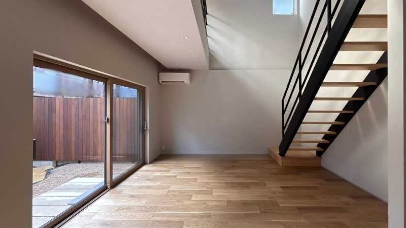 岡崎市竜美台 完成見学会 黒いアイアン階段とプライベートな庭のあるリビング