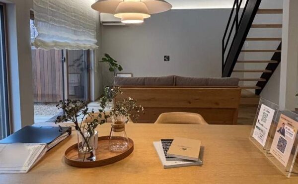 岡崎市 完成見学会 ダイニングテーブルと照明が織りなす落ち着いた空間