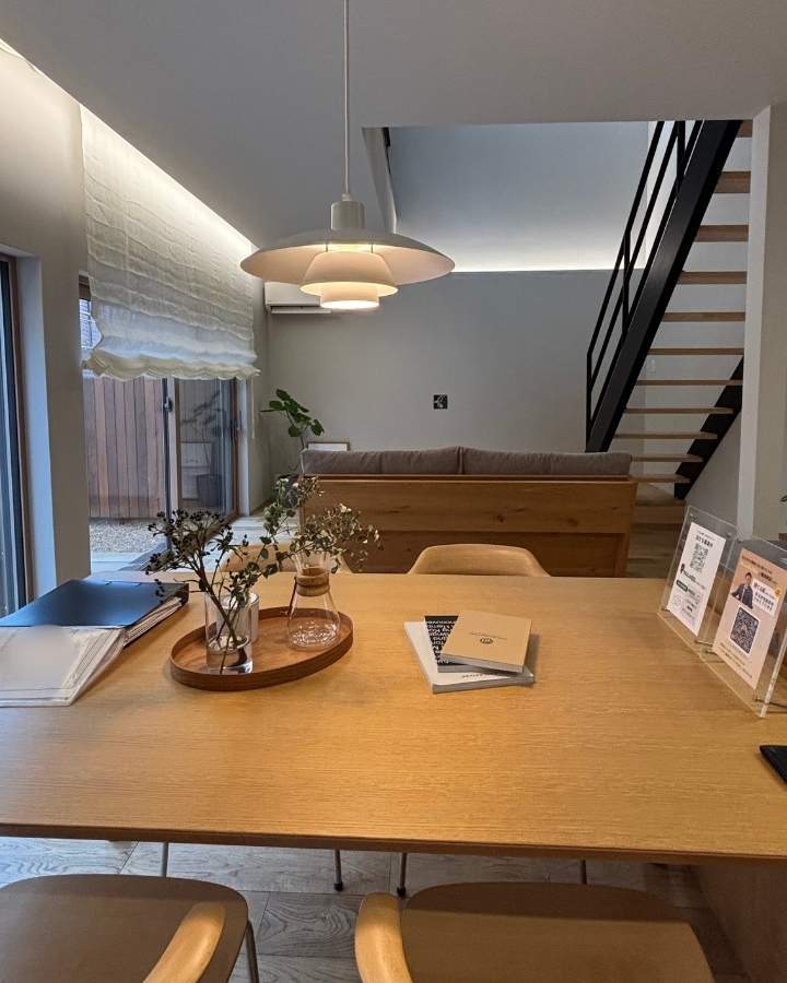 岡崎市 完成見学会 ダイニングテーブルと照明が織りなす落ち着いた空間