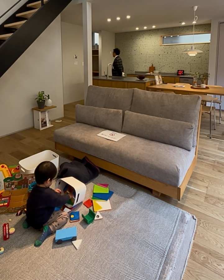 暖かいリビングのキッズスペースでリラックスして遊ぶお子様 岡崎市注文住宅