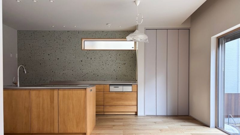 ステンレス天板のアイランドキッチンとペンダントライトのある暮らし 岡崎市工務店
