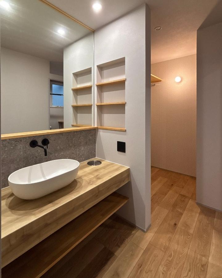 岡崎市竜美台 完成見学会 サンワカンパニーのオンボウルと大きな一面鏡のあるホテルライクな造作洗面台