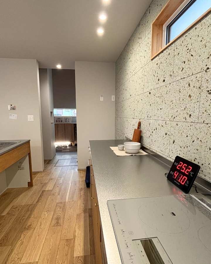 岡崎市竜美台 完成見学会 ウッドワンのキッチンと室内の暖かさを示す温度計。外は雨で日差しもなく寒い日でしたが、室内は25℃!
