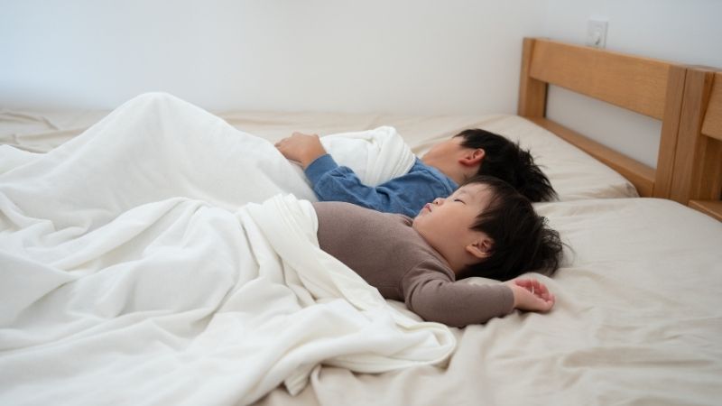 岡崎市 高気密高断熱の暖かい家 冬でもモコモコパジャマを着ずに薄着でスヤスヤ眠る子供たち