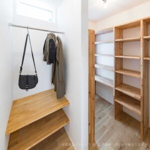 5人家族のための造作ファミリーロッカー。ランドセルや上着をスッキリ収納し、リビングを散らかさない片付けの仕組み。