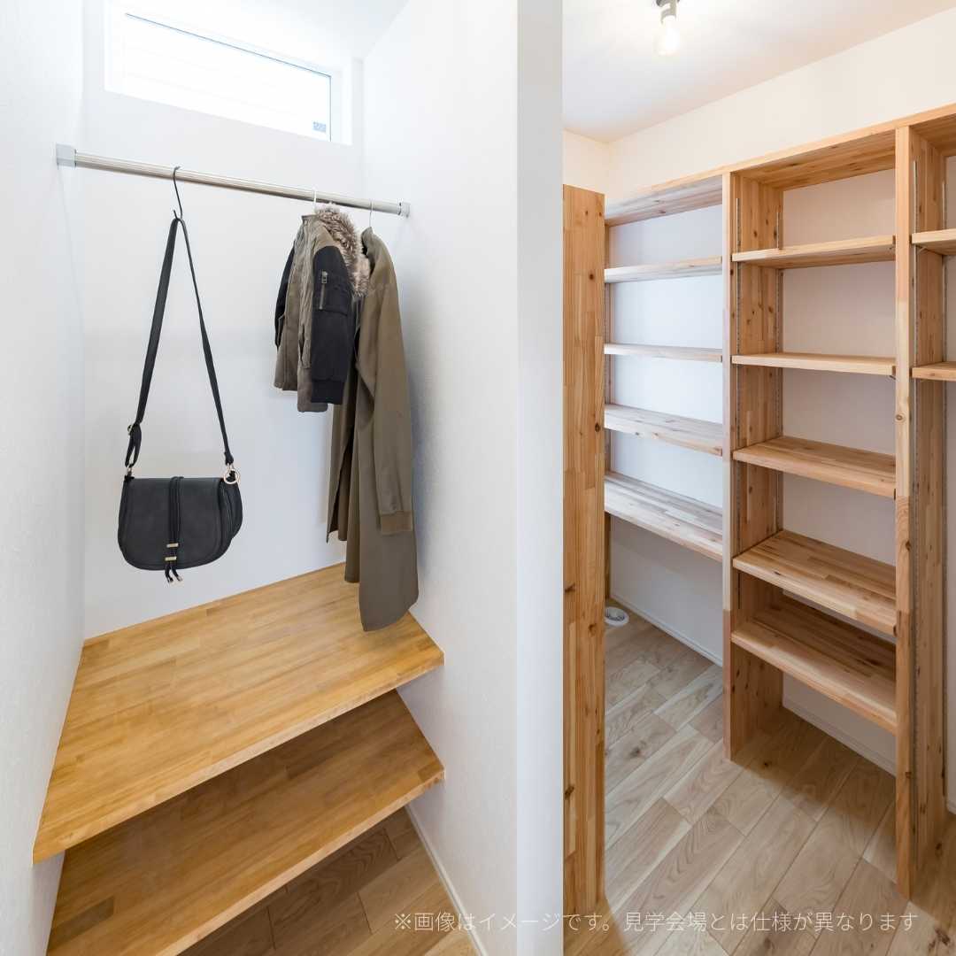 5人家族のための造作ファミリーロッカー。ランドセルや上着をスッキリ収納し、リビングを散らかさない片付けの仕組み。