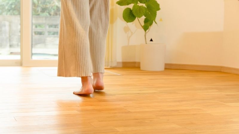 岡崎市の高気密住宅で、冬でもスリッパを履かずに素足で過ごせる暖かい無垢の床の様子。