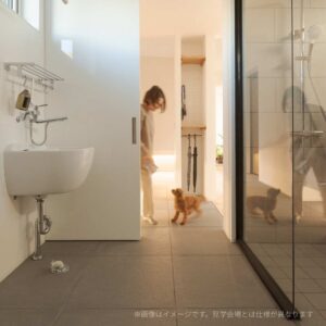 岡崎市の高気密高断熱住宅。勝手口からお風呂へ直結する泥汚れ対策の動線と、タイル床がモダンなユーティリティスペース。